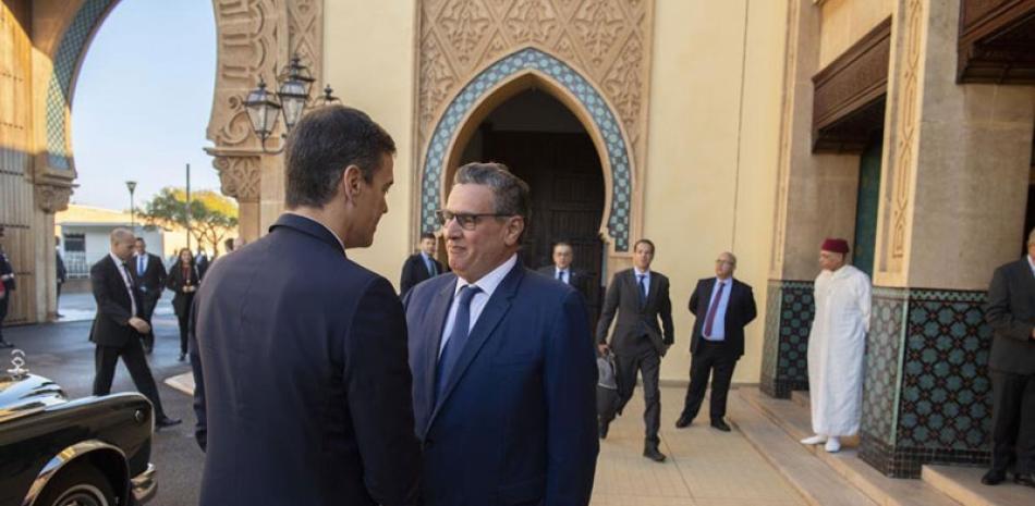 El primer ministro marroquí Aziz Akhannouch, derecha, recibe al presidente del gobierno español, Pedro Sánchez, en Rabat, ayer. AP