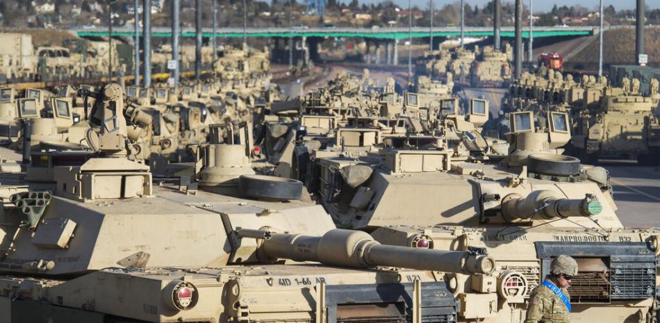 Un soldado pasa junto a una línea de tanques M1 Abrams, el 29 de noviembre de 2016, en Fort Carson en Colorado Springs, Colorado. AP
