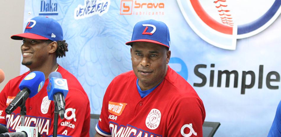 José Offerman, acompañado por el lanzador Domingo Robles, responde preguntas en rueda de prensa realizada luego del triunfo del Licey sobre Cuba.