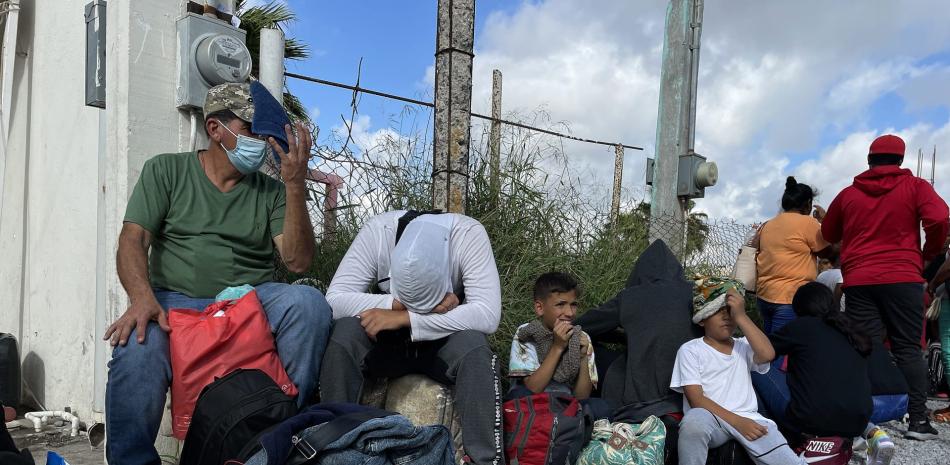 Migrantes permanecen con sus pertenencias, en Matamoros (México). EFE/Abraham Pineda Jácome