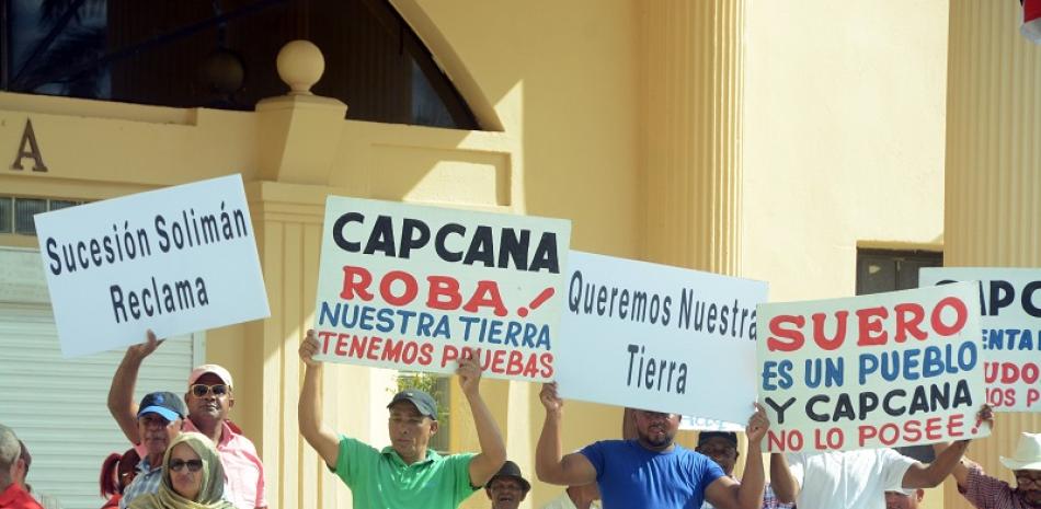 Moradores de la comunidad Suero en Punta Cana protestan frente al Palacio Nacional/ Fotos: Leonel Matos
