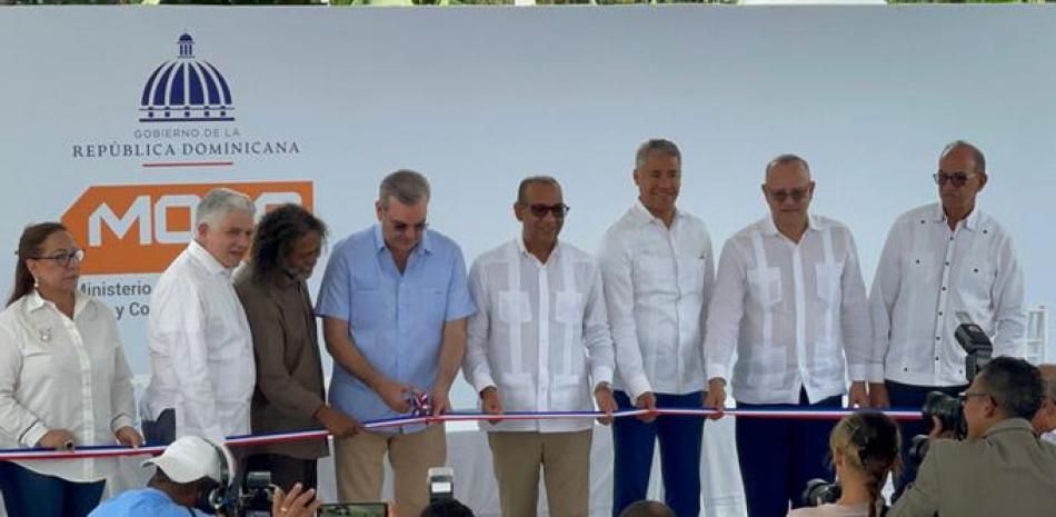 El presidente Luis Abinader corta la cinta que dejó inaugurada la carretera. Onelio Domínguez/ Listín Diario