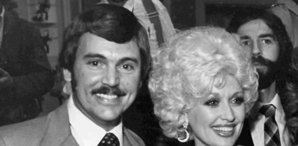 En esta foto sin fecha, el periodista de Nashville, Tennessee, Joe Edwards, quien ha estado escribiendo la columna "Nashville Sound" durante nueve años y conoce a todos en la industria de la música country, posa con su amiga, la actriz y cantante Dolly Parton (AP Photo/Mark Humphrey).