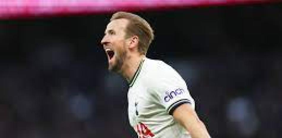 Harry Kane festeja el gol que lo convirtió en el máximo anotador en la historia del Tottenham