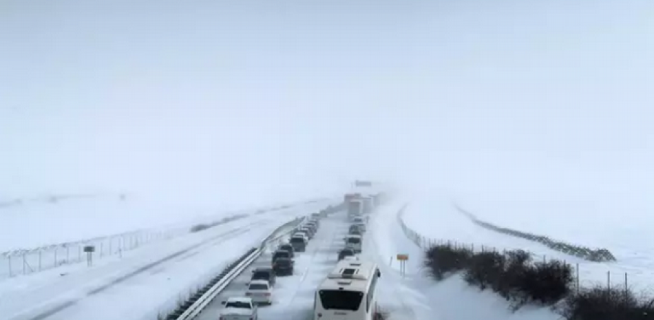 Carreteras colapsadas este viernes en Eslovaquia por las fuertes nevadas. Europa Press