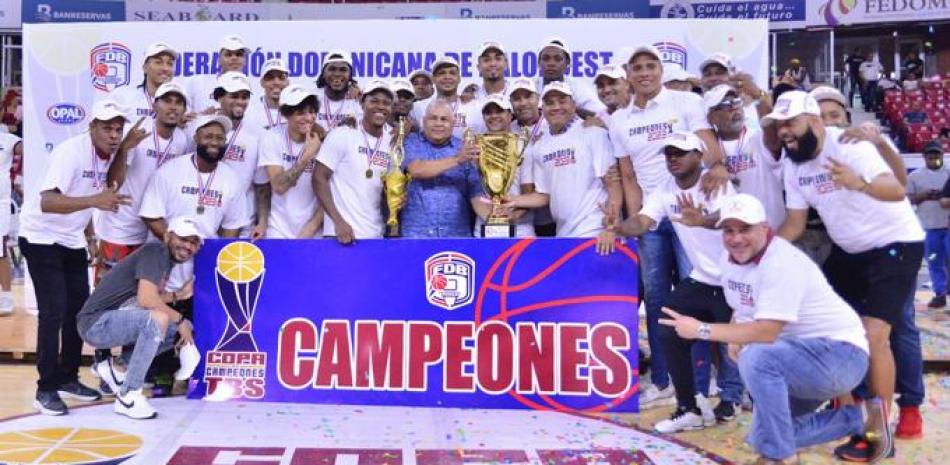 Jugadores, entrenadores, fanáticos y directivos del club Bameso celebran luego de ganar la Copa de Campeones del baloncesto superior.