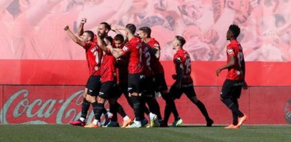 Jugadores del Mallorca festejan luego de marcar un gol en su encuentro de este domingo ante el Real Madrid.