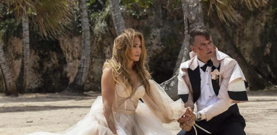Esta imagen difundida por Lionsgate muestra a Jennifer Lopez, a la izquierda, y Josh Duhamel en una escena de "Shotgun Wedding". (Ana Carballosa/Lionsgate vía AP).