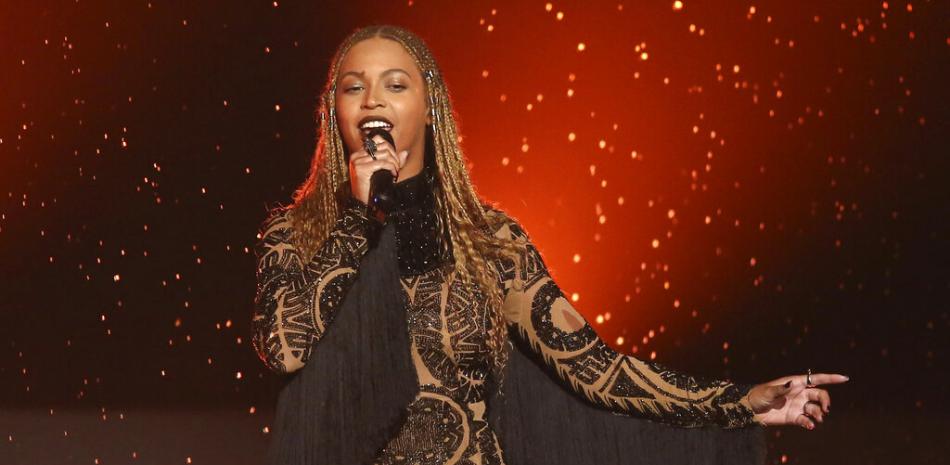 En esta fotografía del 26 de junio de 2016, Beyoncé interpreta "Freedom" en los Premios BET en Los Angeles. AP