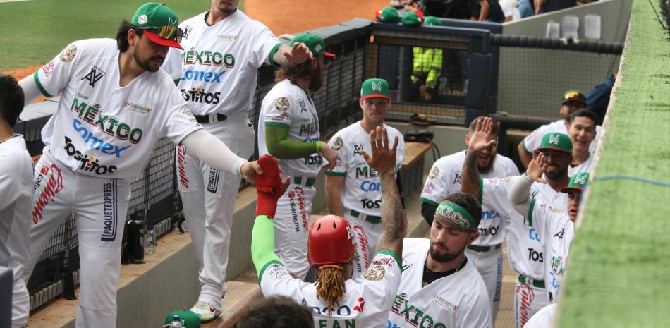 Integrantes del equipo de México celebrar luego de su victoria sobre Colombia.
