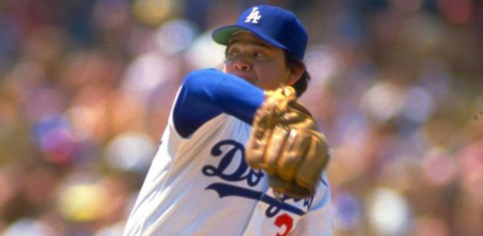 Fernando Valenzuela, de los Dodgers de Los Ángeles, hace un lanzamiento ante los Cardenales de San Luis el 9 de octubre de 1985.