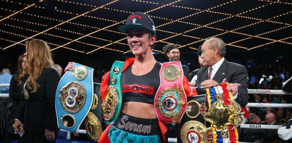 Amanda Serrano exhibe los cuatro cinturones que posee en el boxeo mundial.