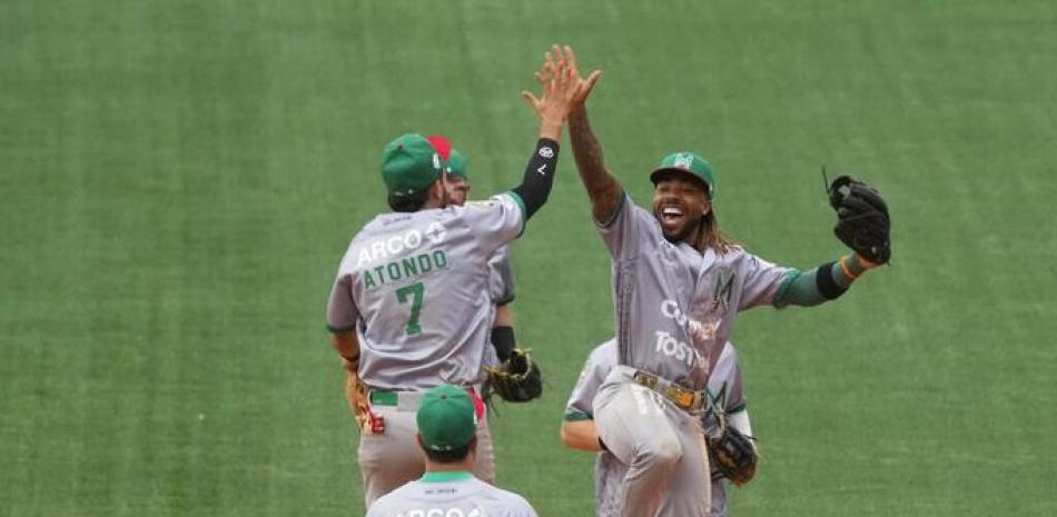 Jugadores de México festejan luego de imponerse a Cuba en el primer partido de la jornada del domingo