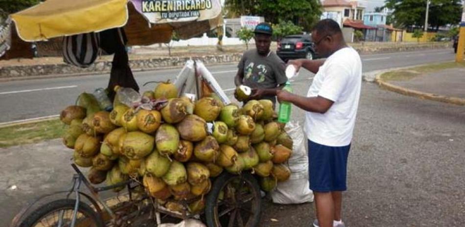 Un vendedor de cocos gana más que un escritor gracias al “famoso” comprobante fiscal.