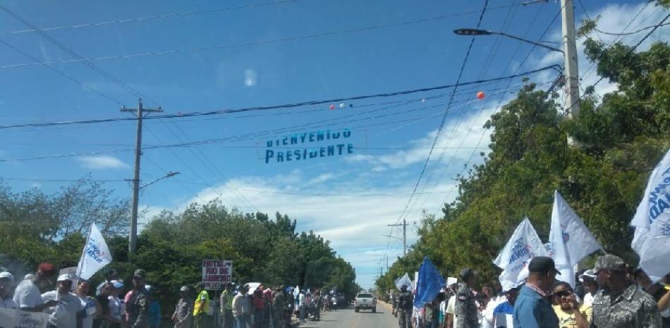 La gente con banderas en manos realizo un gran desfiles usando bandera, camisetas y expresiones de gracias al presidente Luis Abinader coronas en la entrada de Pedernales.