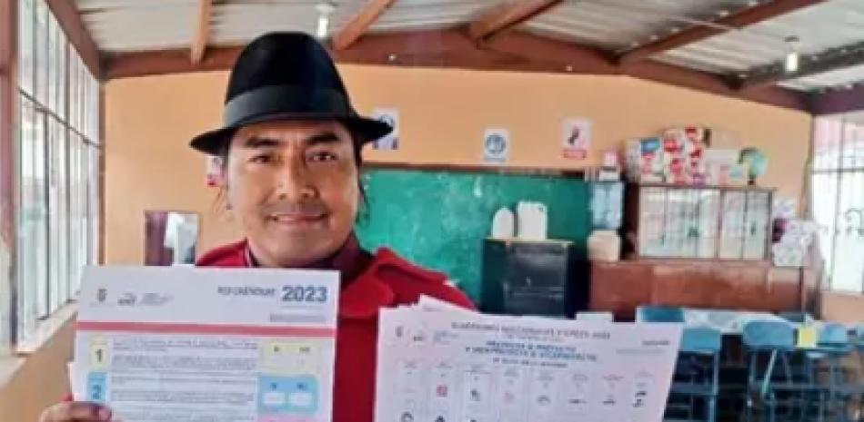 El líder de la CONAIE, Leonidas Iza, votando en el referéndum de Ecuador sobre una serie de enmiendas constitucionales. EUROPA PRESS