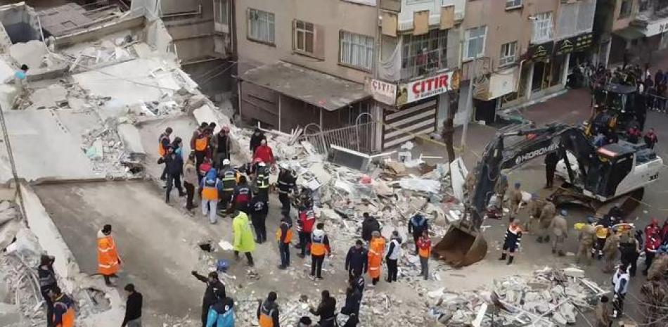 Rescatistas buscan supervivientes entre los escombros en Sanliurfa, el 6 de febrero de 2023, tras el terremoto de magnitud 7,8 que sacudió el sureste del país. Fuente: AFP.