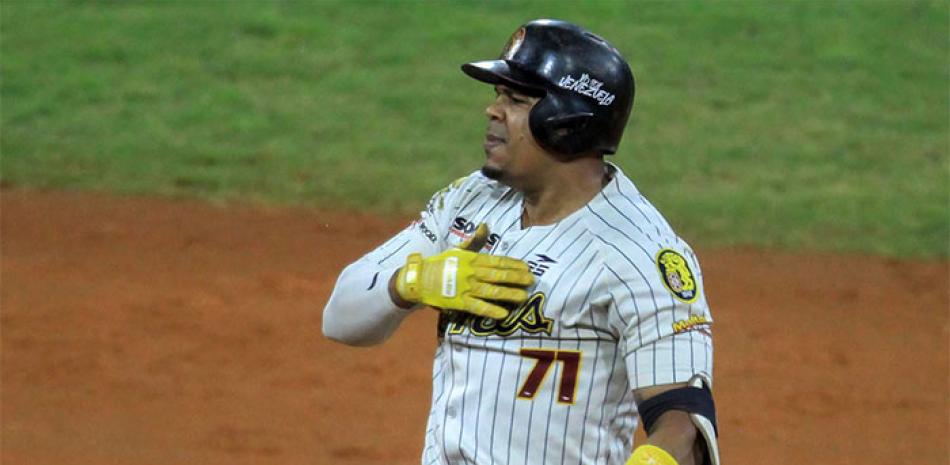 Isaías Tejeda, quien pertenece a Leones del Escogido en Lidom se ganó un espacio a base de batazos dentro de la liga de béisbol profesional de Venezuela.