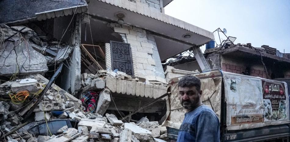 Un residente frente a un edificio derrumbado tras un terremoto en la localidad de Jandaris, en el campo de la ciudad noroccidental siria de Afrin, en la parte de la provincia de Alepo controlada por los rebeldes, el 6 de febrero de 2023. Fuente: AFP.