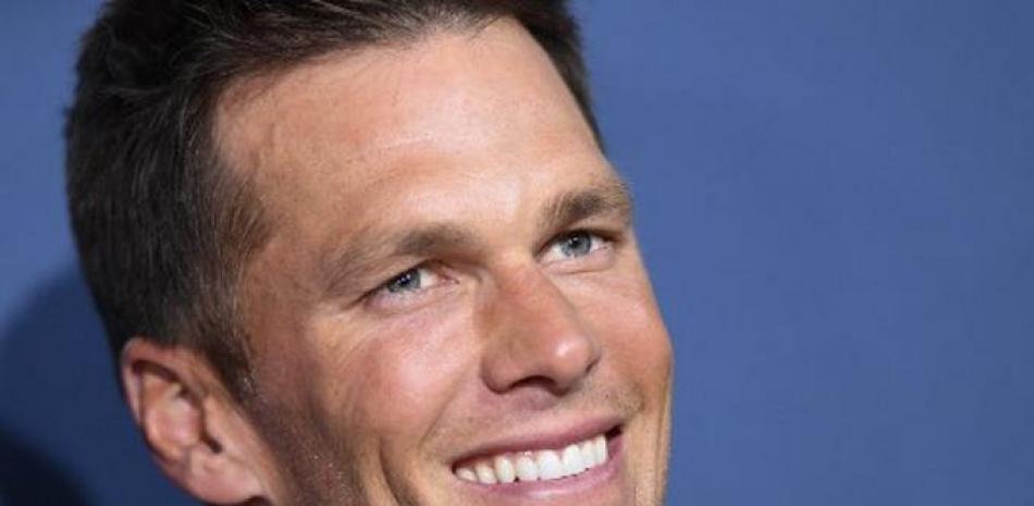 La estrella de la NFL, Tom Brady, anunció su retiro definitivo y más tarde su futura incursión como comentarista deportiva para FOX. Foto: AFP