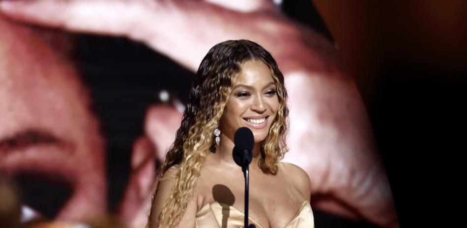 Beyoncé acepta el premio al Mejor Álbum de Música Electrónica/Dance por "Renacimiento" en el escenario durante la 65ª entrega de los Premios GRAMMY en Crypto.com Arena el 5 de febrero de 2023 en Los Ángeles, California.

Foto: Emma McIntyre/Getty Images para la Academia de Grabación/AFP