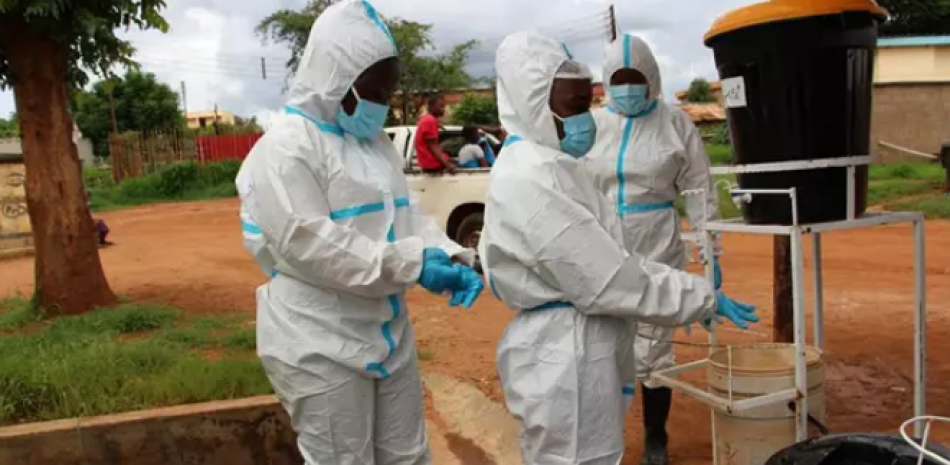 Sanitarios se desinfectan tras trabajar en el Hospital Bwaila en Lilongwe, Malaui. Europa Press