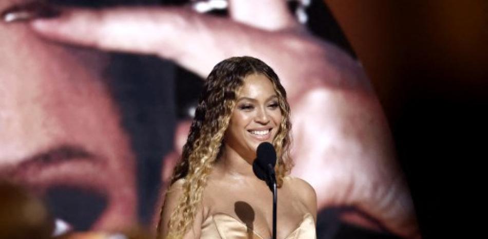 Beyoncé acepta el premio al Mejor Álbum de Música Electrónica/Dance por "Renacimiento" en el escenario durante la 65ª entrega de los Premios GRAMMY en Crypto.com Arena el 5 de febrero de 2023 en Los Ángeles, California. Emma McIntyre/Getty Images para The Recording Academy/AFP