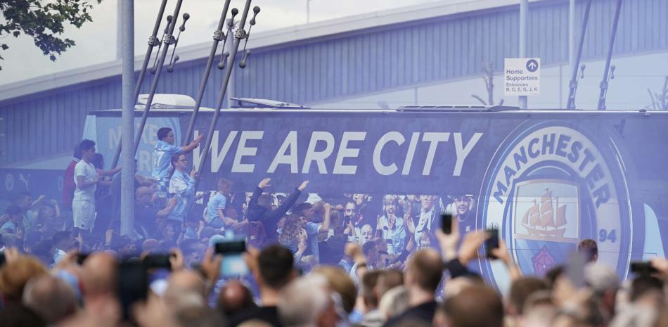 Aficionados del Manchester City le dan la bienvenida a los jugadores antes de un encuentro de la Liga Premier ante el Aston Villa.