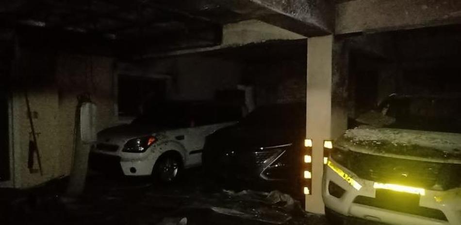 Vehículos incendiados en siniestro en edificio donde vive hermana de Albert Mena. Foto: Fuente externa