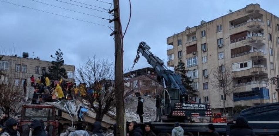 Rescatistas y voluntarios sacan a un superviviente de entre los escombros en Diyarbakir el 6 de febrero de 2023, después de que un terremoto de magnitud 7,8 azotara el sureste del país. Al menos 284 personas murieron en Turquía y más de 2300 personas resultaron heridas en uno de los terremotos más grandes de Turquía en al menos un siglo, mientras continúan los trabajos de búsqueda y rescate en varias ciudades importantes.
ILYAS AKENGIN / AFP