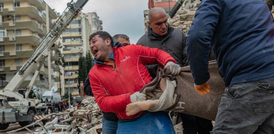 El terremoto de magnitud 7,8 y otra réplica de gran magnitud dejó montañas de edificios derrumbados en Turquía y Siria.