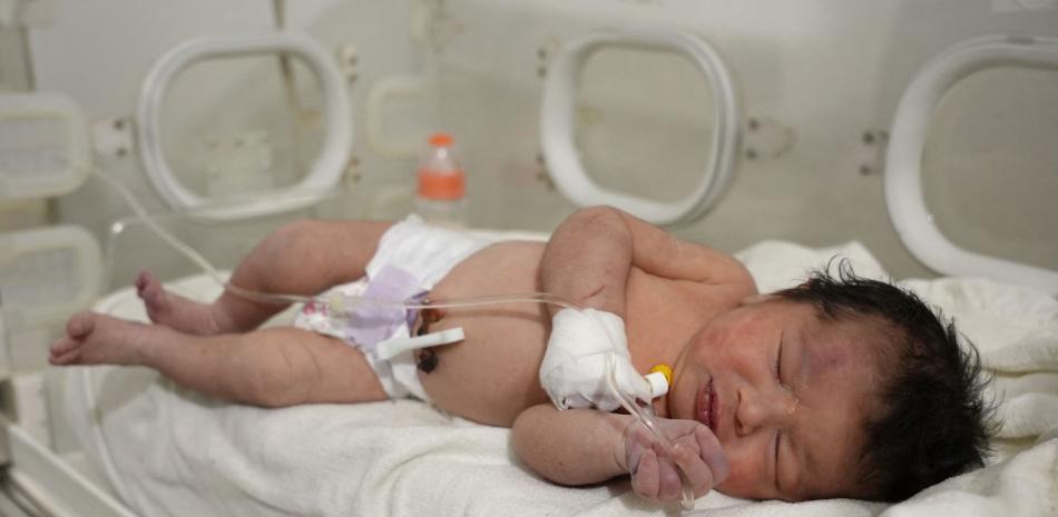Bebé rescatada de los escombros en Siria. Fotos: AFP