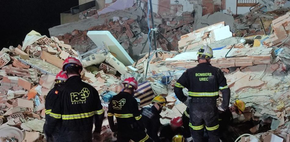 Bomberos de IAE participan en las labores de emergencia tras el derrumbe de un edificio de Peñíscola en agosto de 2021

Foto: IAE ONG (TWITTER)