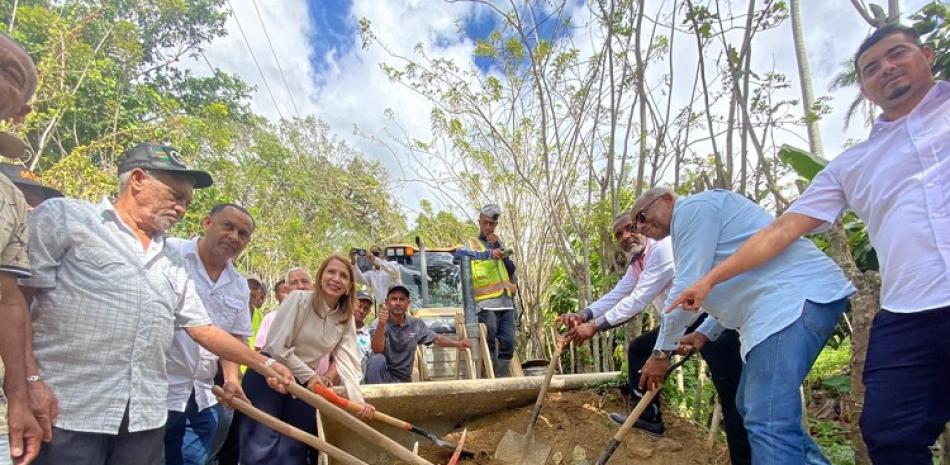 Primer picazo para la construcción de la carretera Yásica Arriba.