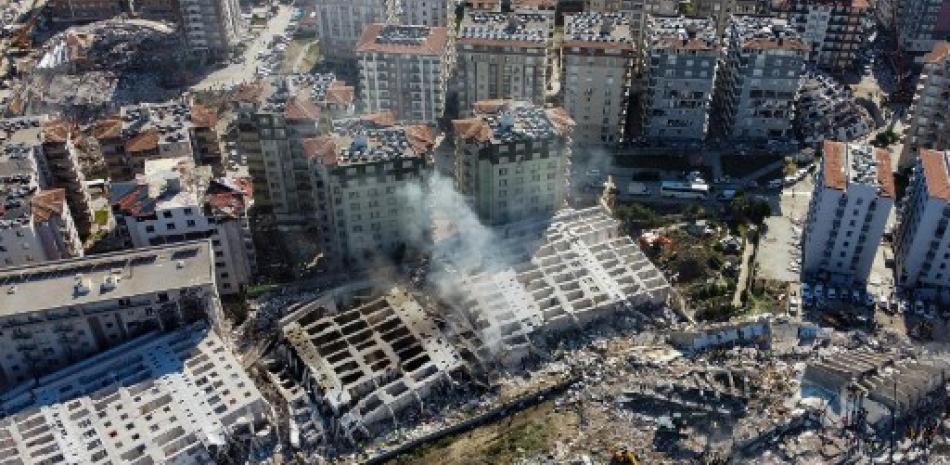 Esta vista aérea muestra edificios derrumbados en Hatay, sureste de Turquía, el 8 de febrero de 2023, dos días después de que un fuerte terremoto azotara la región. Foto AFP