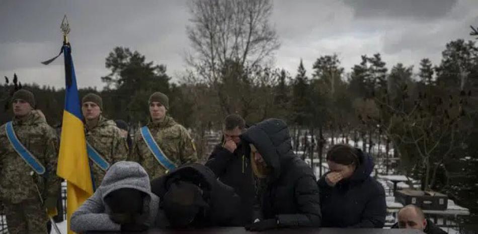 Familiares, lloran junto al féretro de Eduard Strauss, un soldado que murió en combate en Bajmut el 17 de enero, durante su funeral, en Irpin, Ucrania, el 6 de febrero de 2023. AP