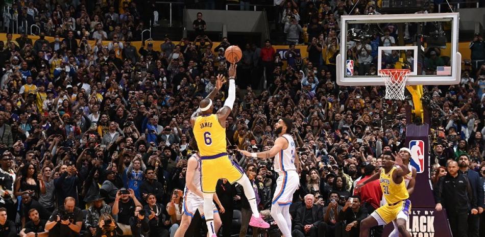 LeBron James, de los Lakers, se eleva para anotar el canasto que lo convirtió en el líder de por vida de puntos anotados en el baloncesto de la NBA.