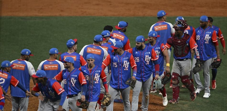 Integrantes del equipo de Puerto Rico celebran luego de su victoria sobre México en la Serie del Caribe.