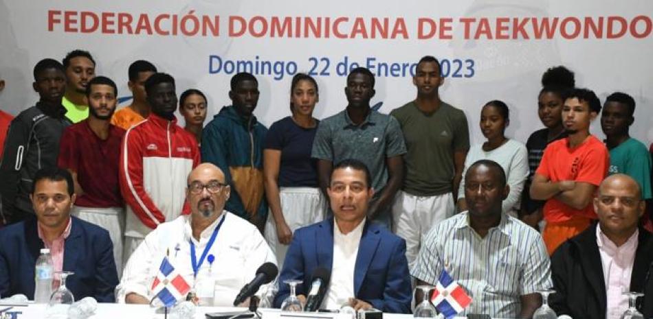 Miguel Camacho, presidente Federación Dominicana de Taekwondo, encabeza la conferencia de prensa donde se hizo la petición.