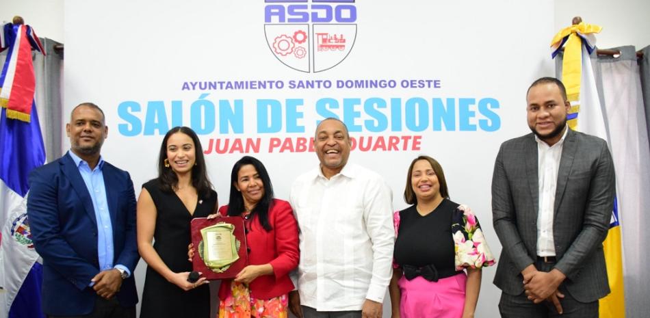 El alcalde del Ayuntamiento Santo Domingo Oeste, José Andújar junto a los reconocidos.
