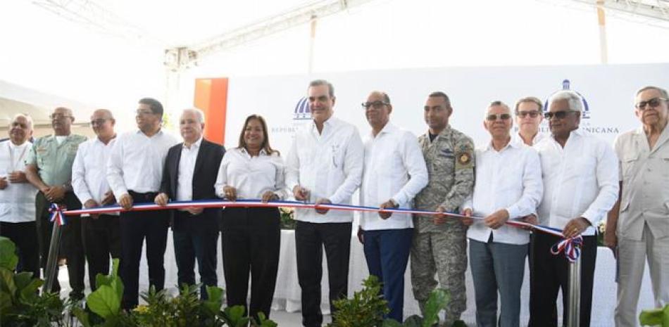 El presidente Luis Abinader corta la cinta en la inauguración de un tramo de la avenida Ecológica en Santo Domingo Este. Glauco Moquete / LD