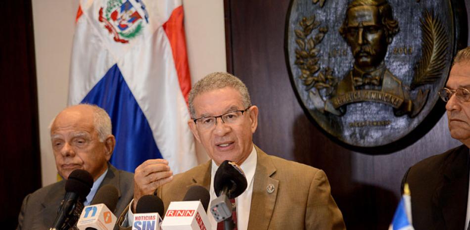 Wilson Gómez dice ley es atentado al interés nacional.