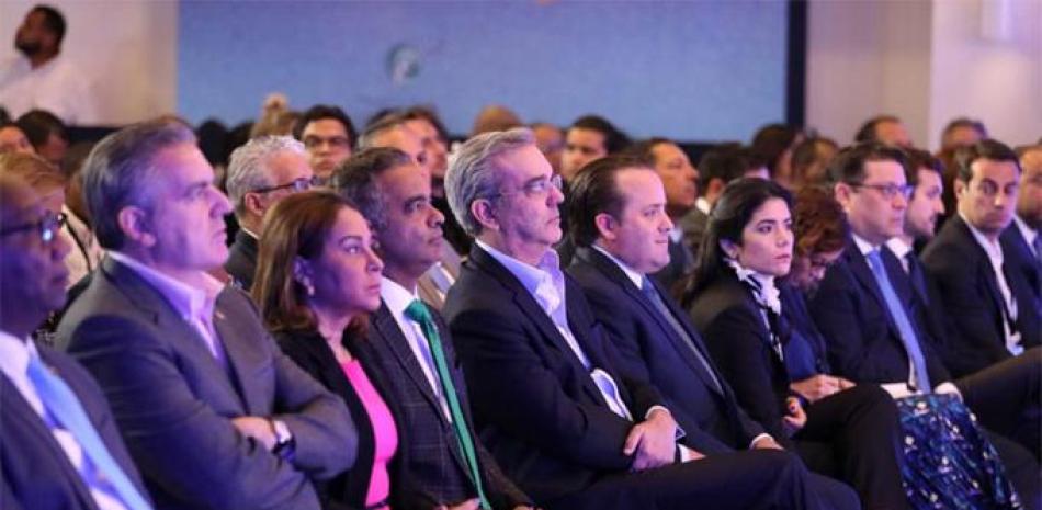 El presidente Luis Abinader junto al ministro Administrativo de la Presidencia, José Ignacio Paliza, en la clausura del primer Foro Internacional de Innovación Pública.