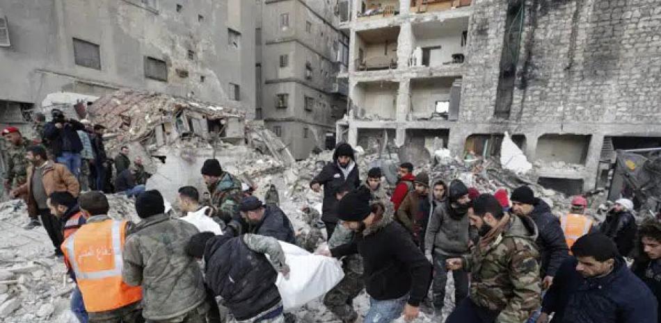 Socorristas sacan el cuerpo de una víctima de un edificio destruido en Aleppo, Siria, el martes 7 de febrero de 2023. AP