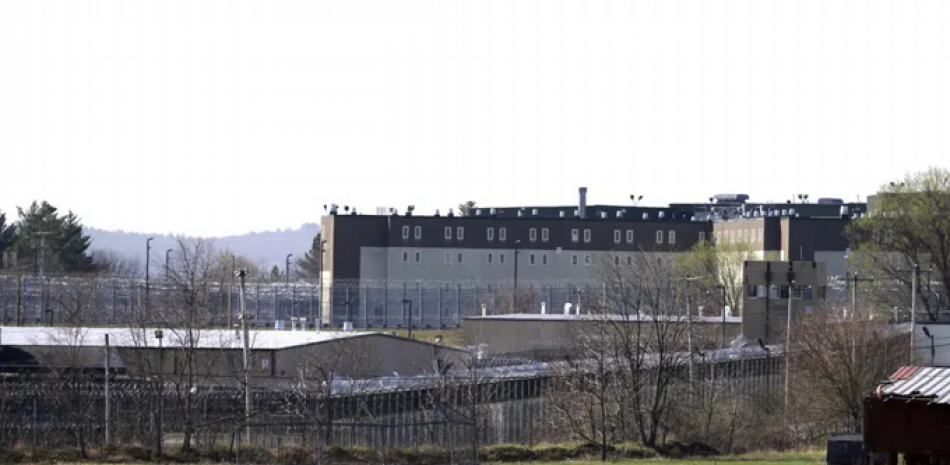 El Centro Correccional Souza-Baranowski está rodeado por cercas, el miércoles 19 de abril de 2017, en Lancaster, Massachusetts. ejercer una presión indebida sobre los reclusos desesperados por la libertad. (Foto AP/Elise Amendola, archivo)