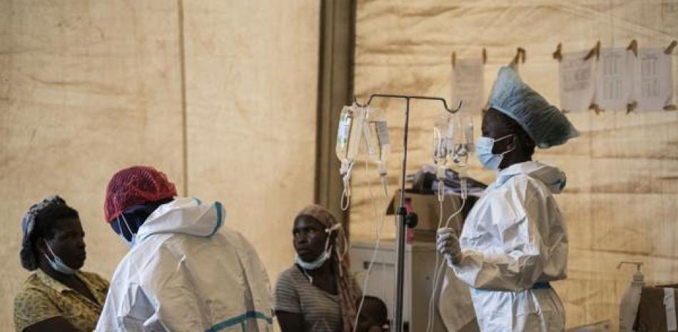 Personal médico trata a enfermos de cólera en el hospital Bwaila en Lilongüe, Malaui, 11 de enero de 2023. ap
