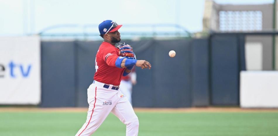 Robinson Canó realiza un out forzado en la segunda base en el partido entre República Dominicana y Curazao en la Serie del Caribe de béisbol.{