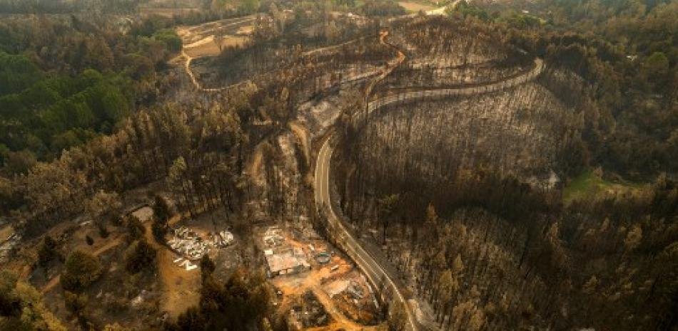 Vista aérea de los daños tras los incendios forestales en Santa Juana, provincia de Concepción, Chile, el 9 de febrero de 2023. Chile anunció un toque de queda nocturno en las regiones del centro-sur donde los incendios forestales se han prolongado durante más de una semana, dejando al menos 24 muertos . El toque de queda de medianoche a 5:00 am entrará en vigor el viernes en 28 municipios de las regiones más afectadas del Biobío, Ñuble y La Araucanía. JAVIER TORRES / AFP