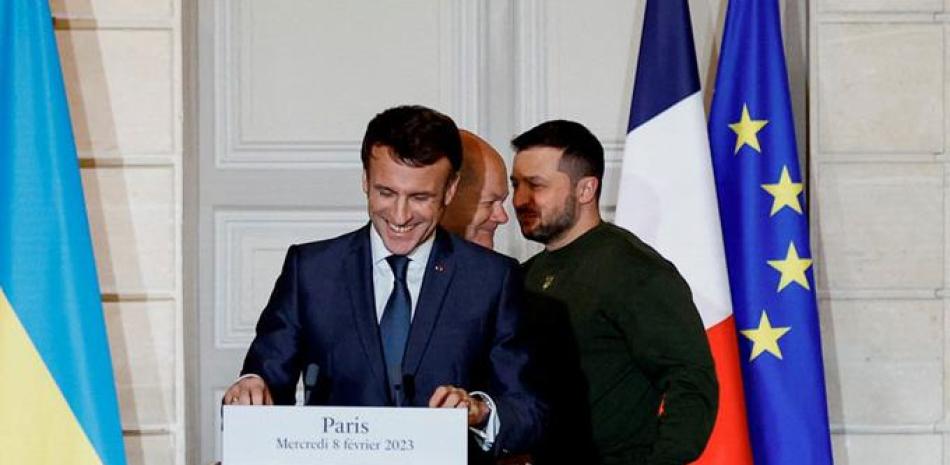 Emmanuel Macron, Olaf Scholz y Volodimir Zelensky, durante el encuentro ayer en París. ap