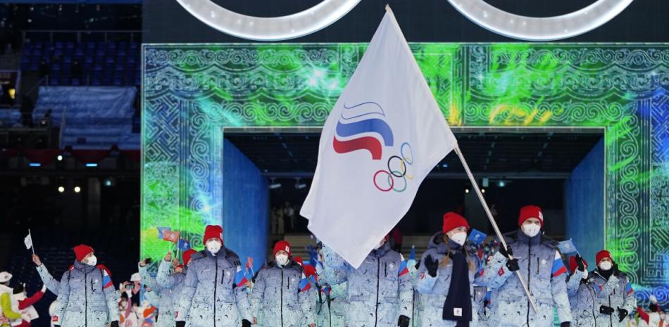 Olga Fatkulina y Vadim Shipachyov, de Rusia cargan la bandera del Comité Olímpico de Rusia durante la apertura de los Juegos Olímpicos de Invierno de Beijing.